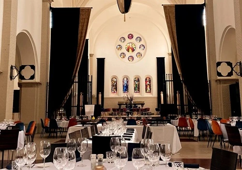 Feest in het historische interieur van de Heilig Hartkerk in Aalst